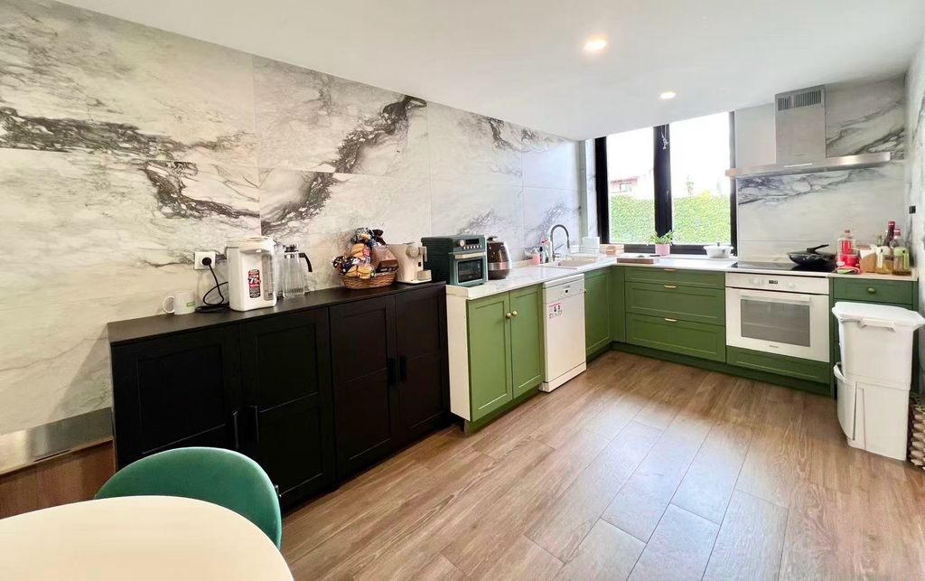 Property photo 2 of 33