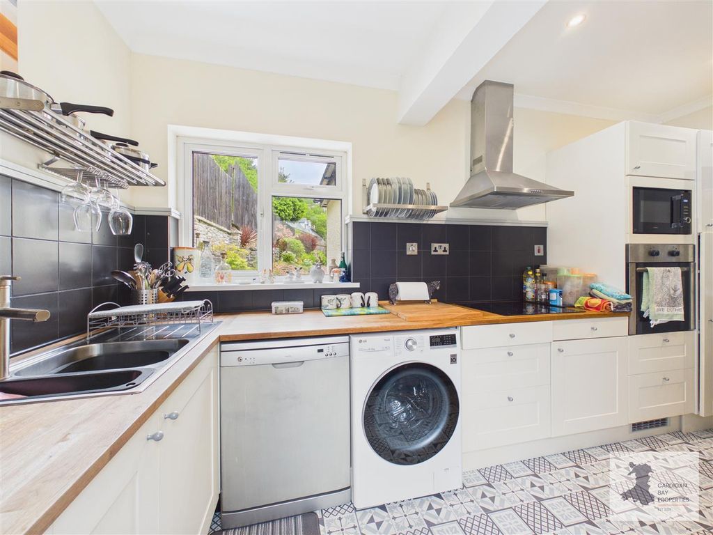 Property photo 3 of 26 Kitchen