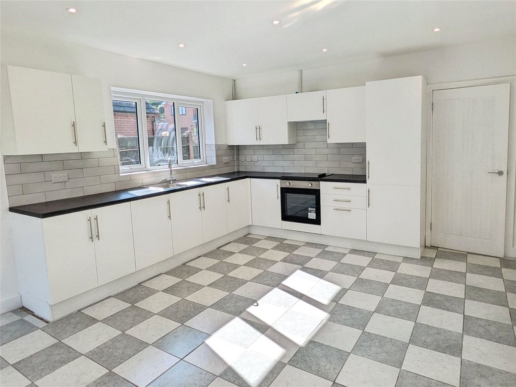Property photo 2 of 15 Dining Kitchen