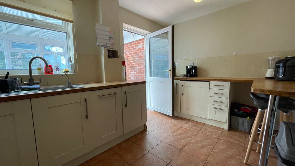 Property photo 3 of 11 Kitchen