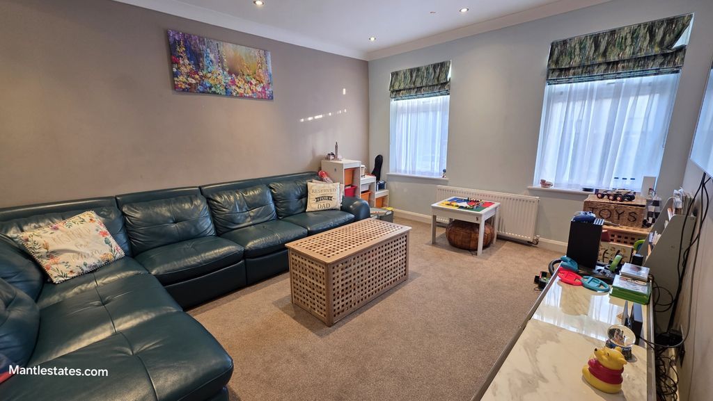 Property photo 3 of 28 Front Lounge