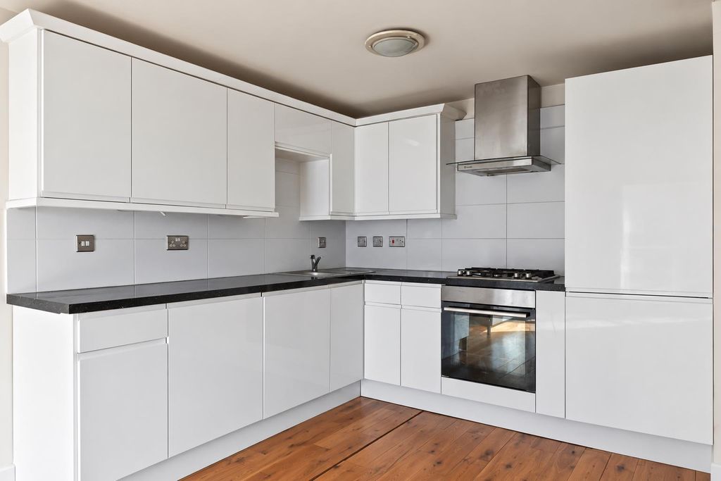 Property photo 3 of 9 Kitchen