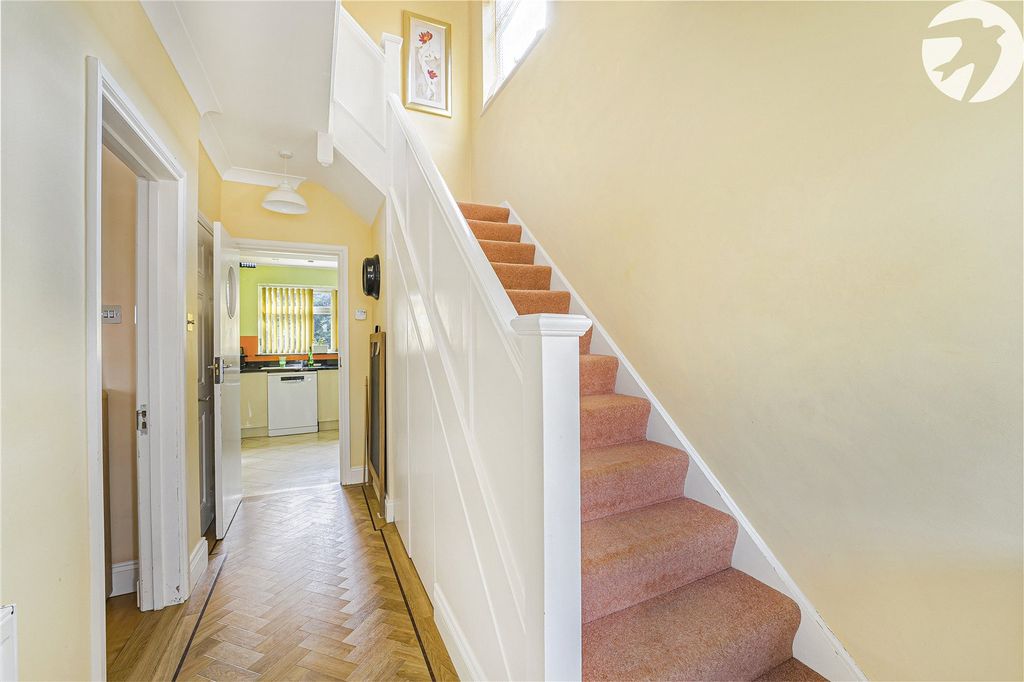 Property photo 3 of 18 Entrance Hall