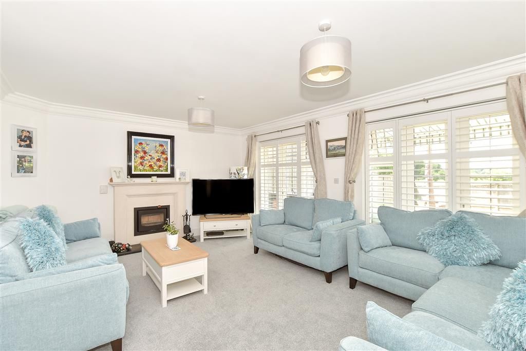 Property photo 1 of 18 Sitting Room
