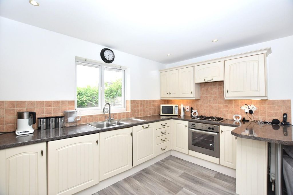 Property photo 3 of 11 Kitchen.Jpg