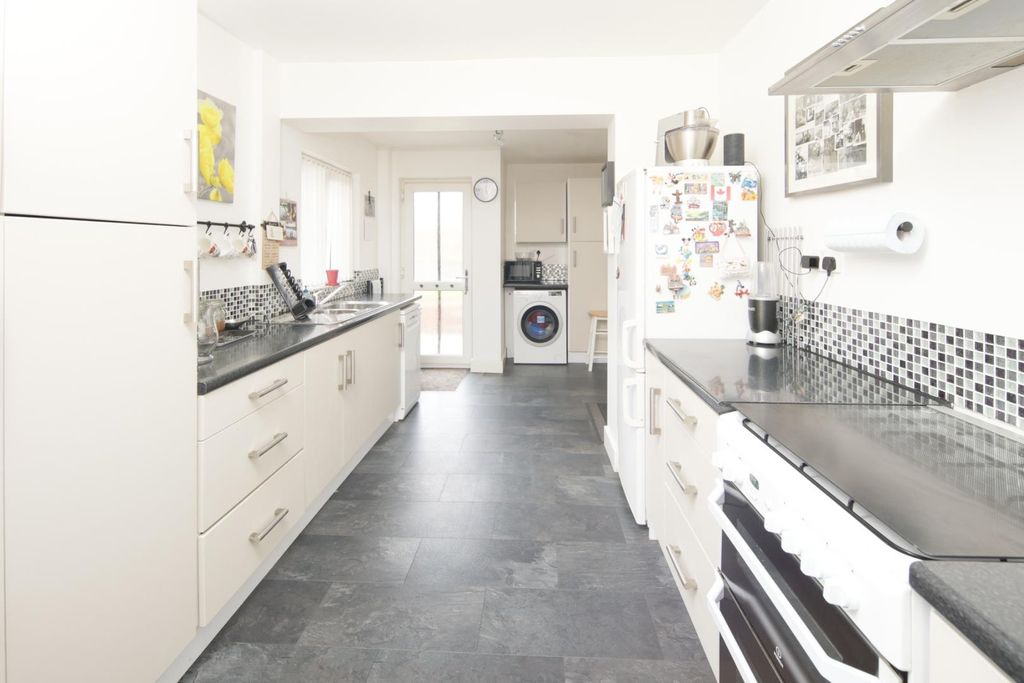 Property photo 3 of 16 Kitchen