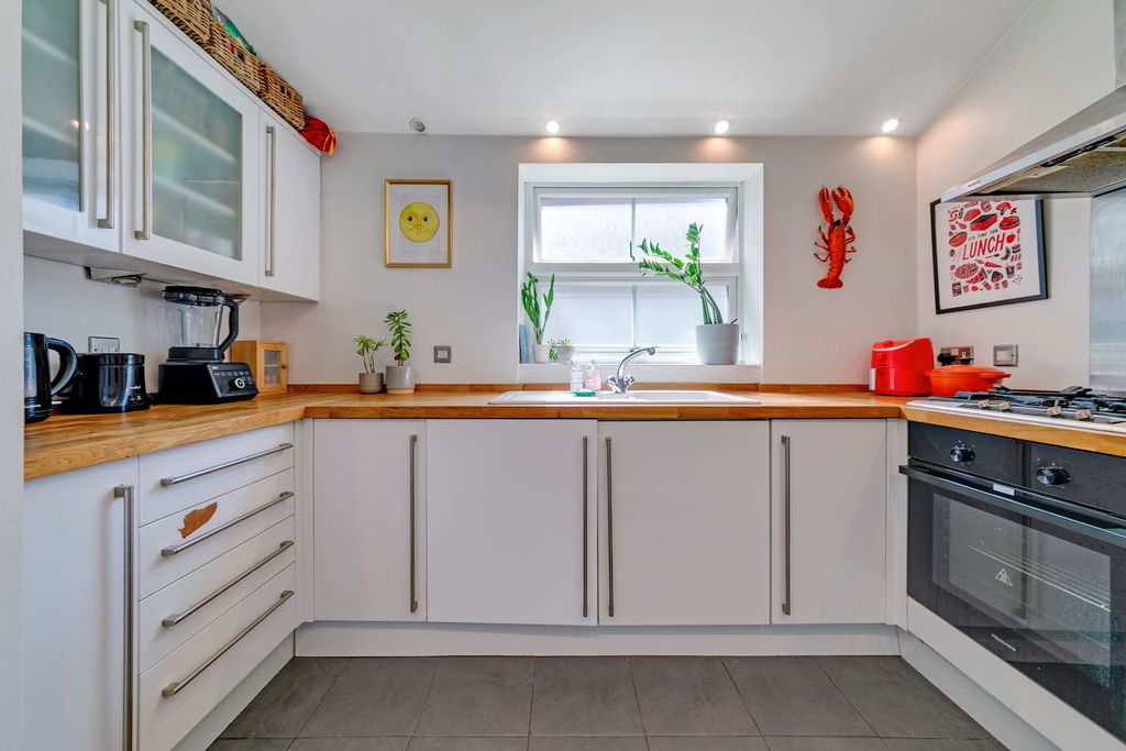 Property photo 3 of 14 12-c972Flat 3, 93-95 South Norwood Hill -28-Medium