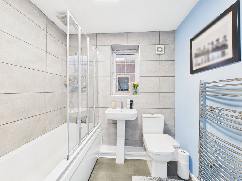 Property photo 3 of 10 Bathroom