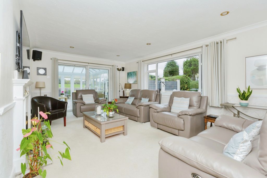 Property photo 3 of 17 Lounge