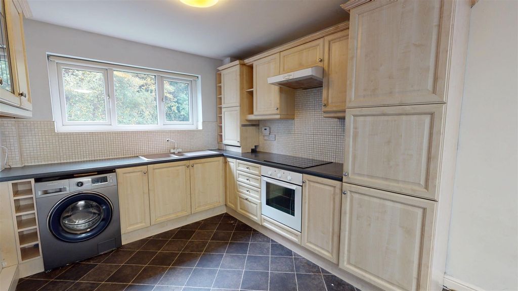 Property photo 3 of 7 Kitchen