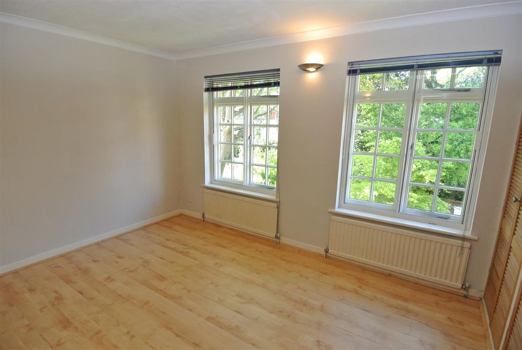 Property photo 3 of 8 Bedroom.Jpg