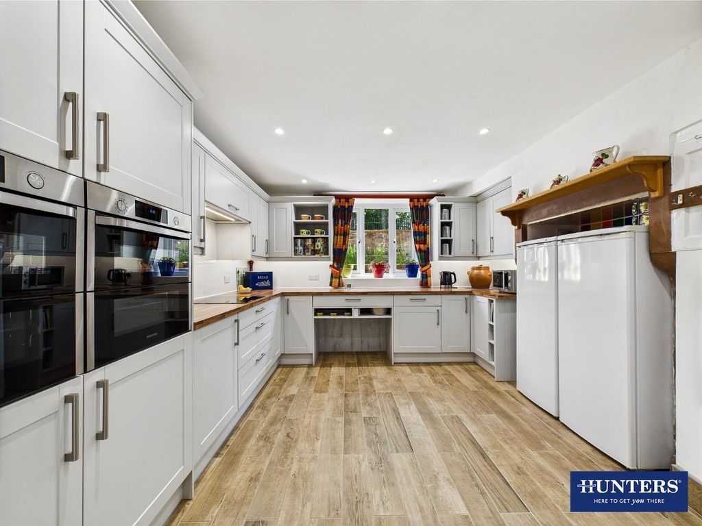 Property photo 3 of 32 Kitchen
