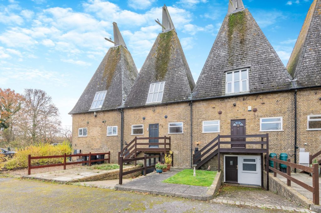 Property photo 2 of 14 5 Denstead Oast
