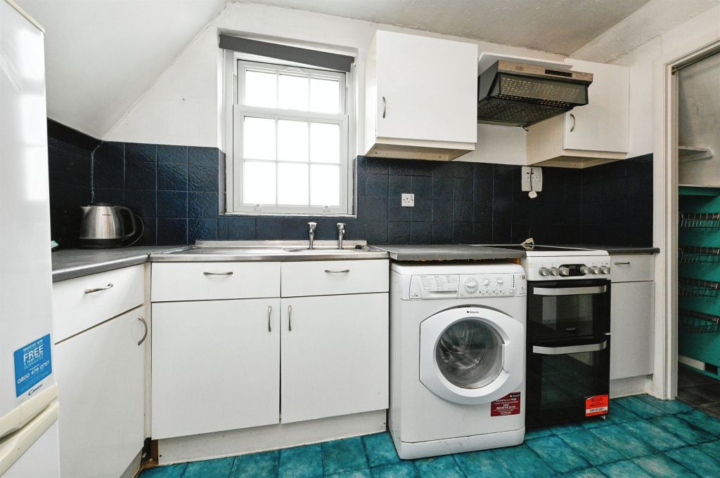 Property photo 3 of 10 Kitchen