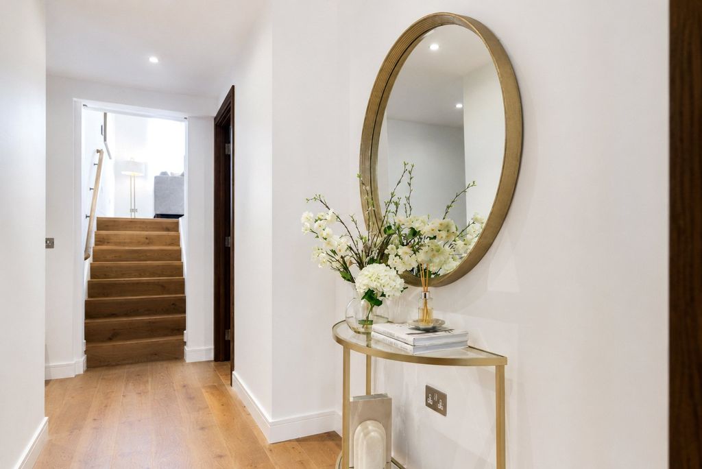 Property photo 2 of 12 Hallway