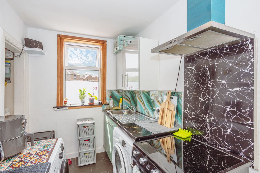 Property photo 3 of 18 Kitchen