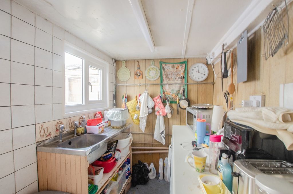 Property photo 2 of 17 20 Market Street Tps 01208 74182-19