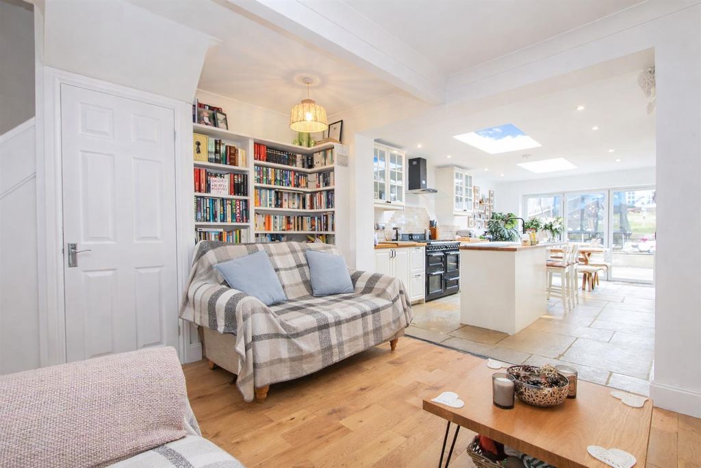 Property photo 2 of 28 Lounge D.Jpg