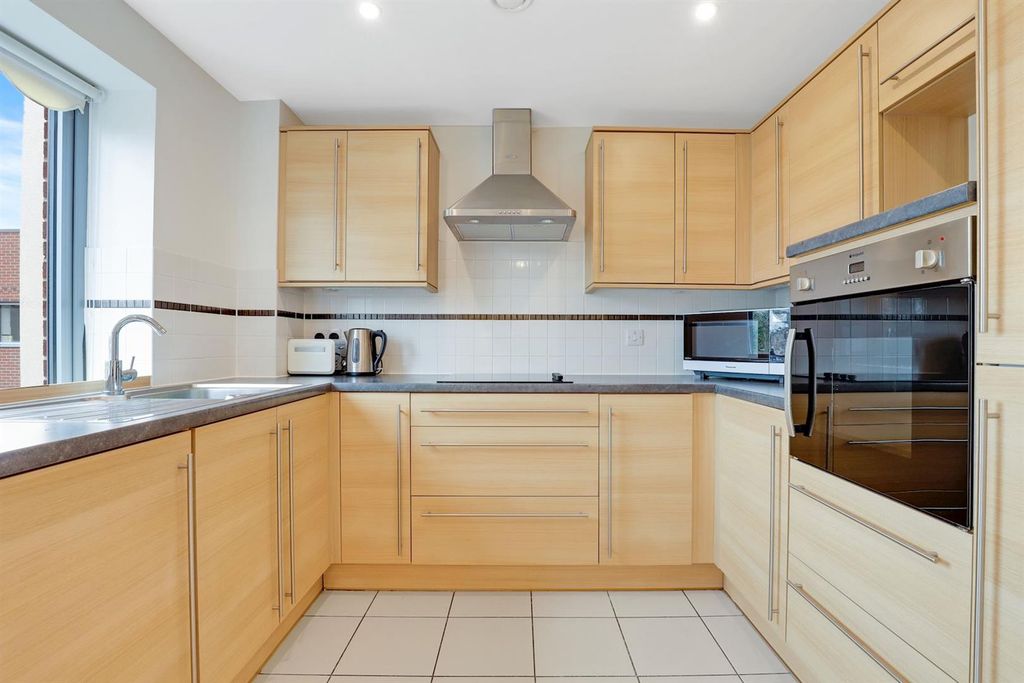 Property photo 2 of 16 06-9394Jhmcs - 32 Elles House - 13-Medium.Jpg