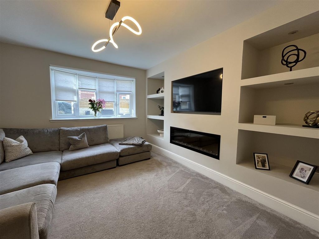 Property photo 2 of 23 Lounge