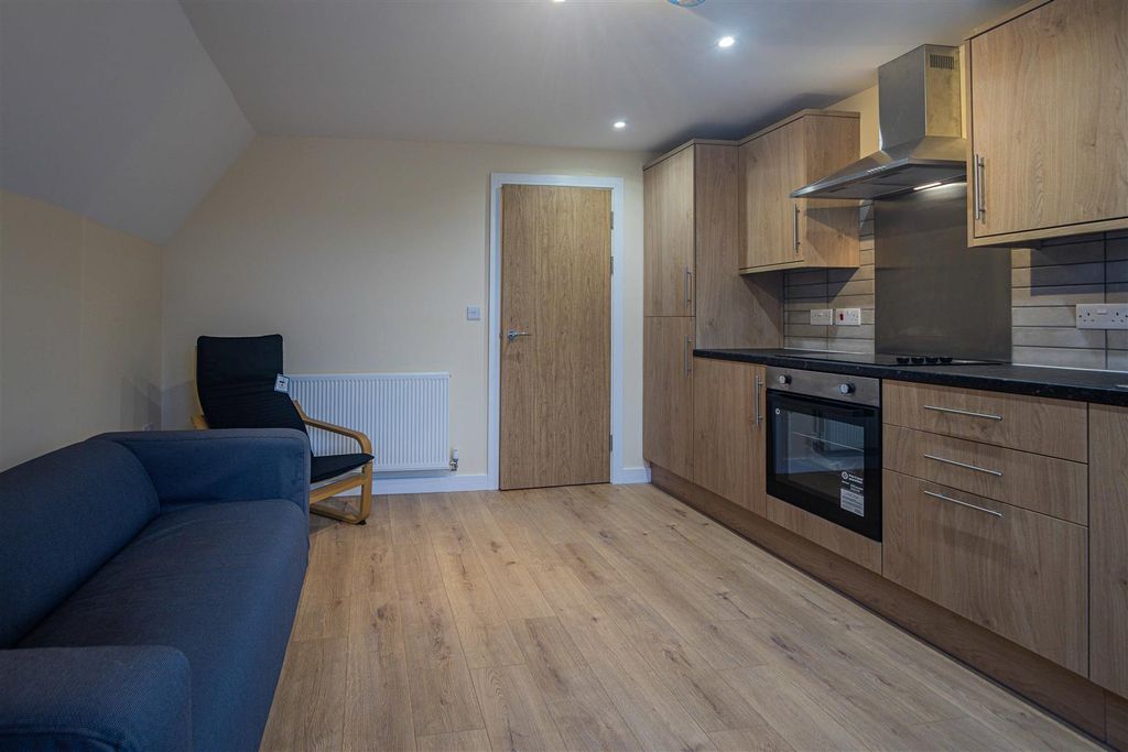 Property photo 3 of 8 Img-3.Jpg