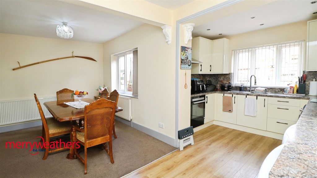 Property photo 2 of 12 Kitchen