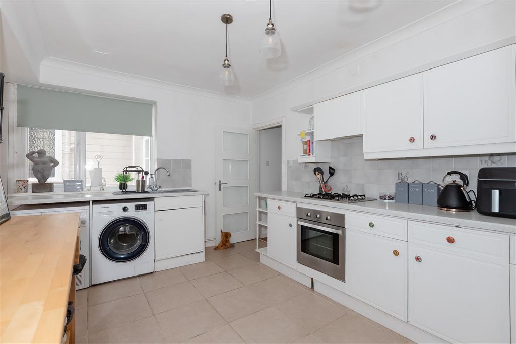 Property photo 3 of 19 Surrey Cottages_4.Jpg
