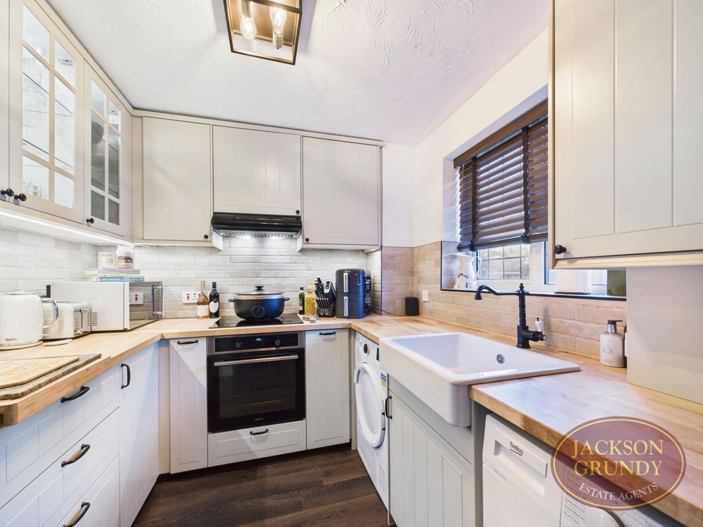 Property photo 2 of 8 Faraday Close