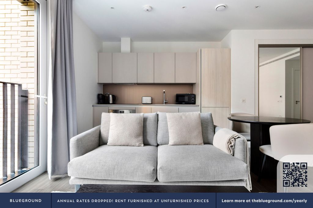 Property photo 3 of 25 Living Room