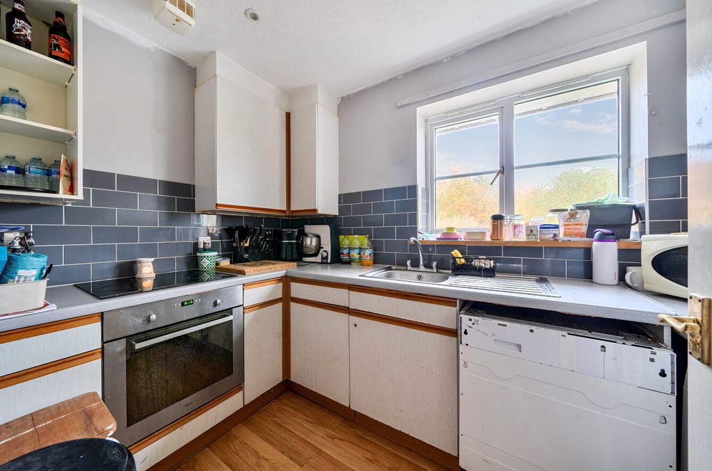 Property photo 3 of 9 1375914-8-690Cbd3...