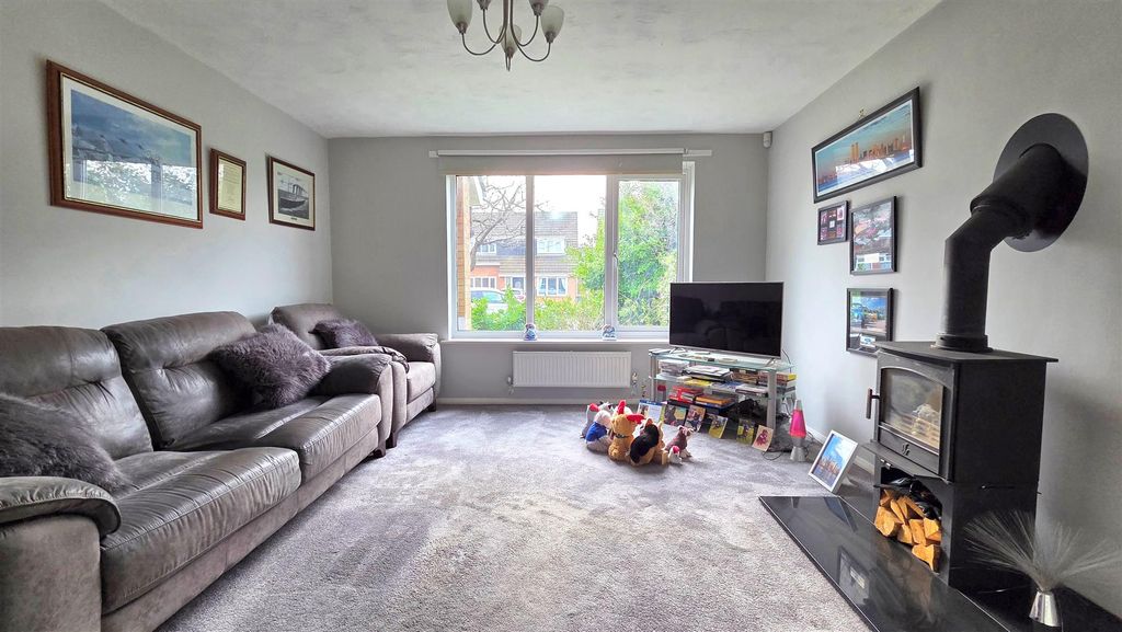 Property photo 3 of 16 Lounge