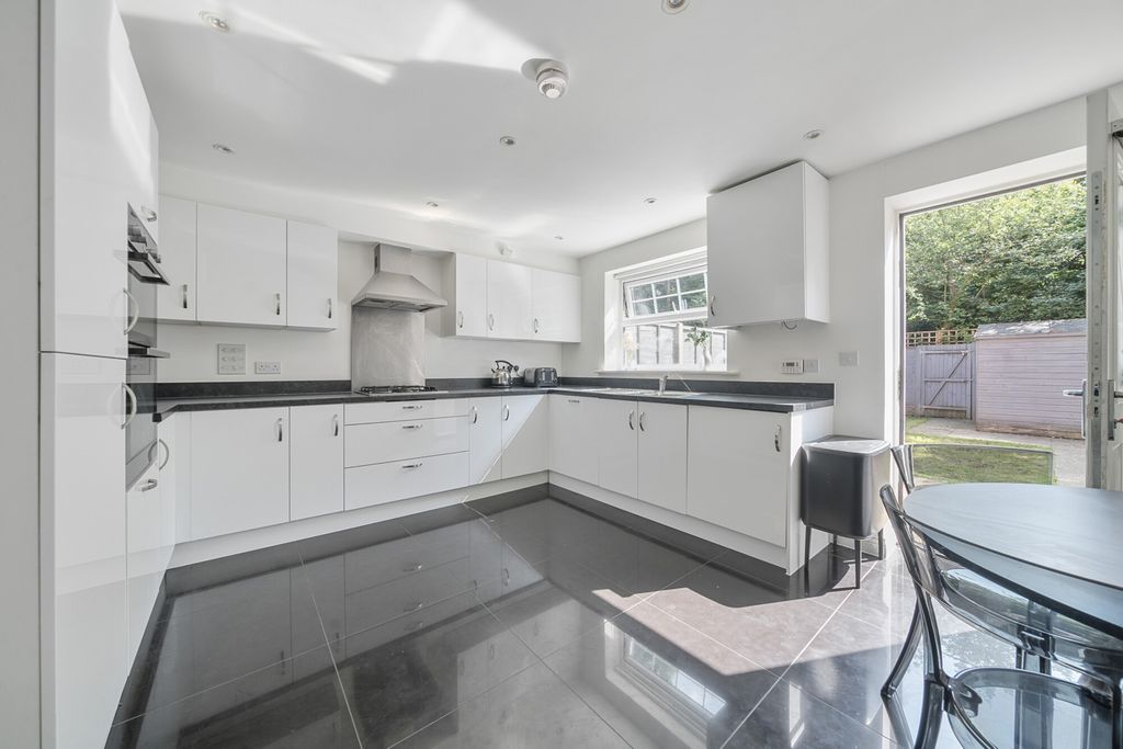 Property photo 3 of 19 Kitchen