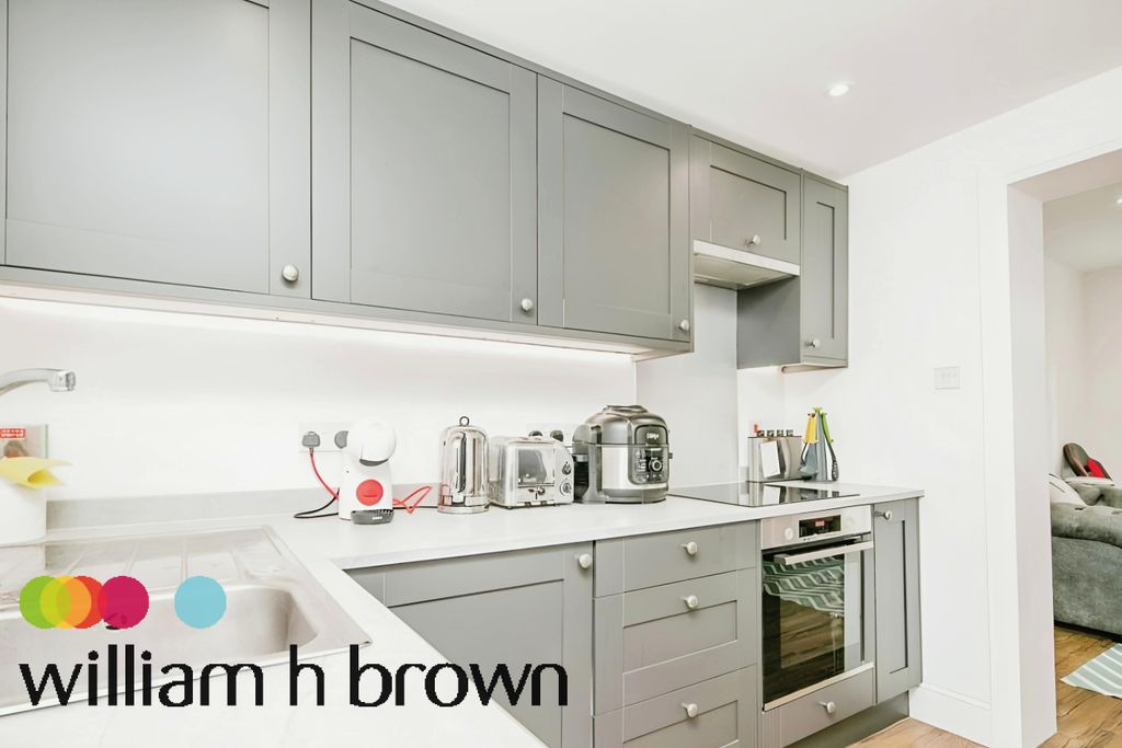 Property photo 3 of 10 Kitchen