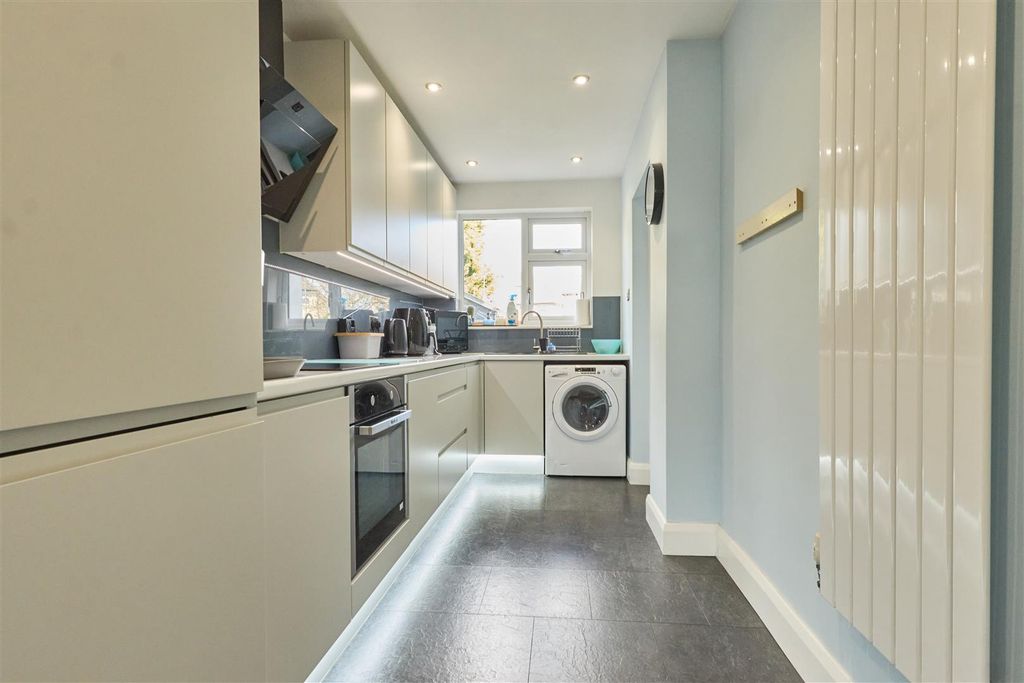 Property photo 3 of 18 Kitchen