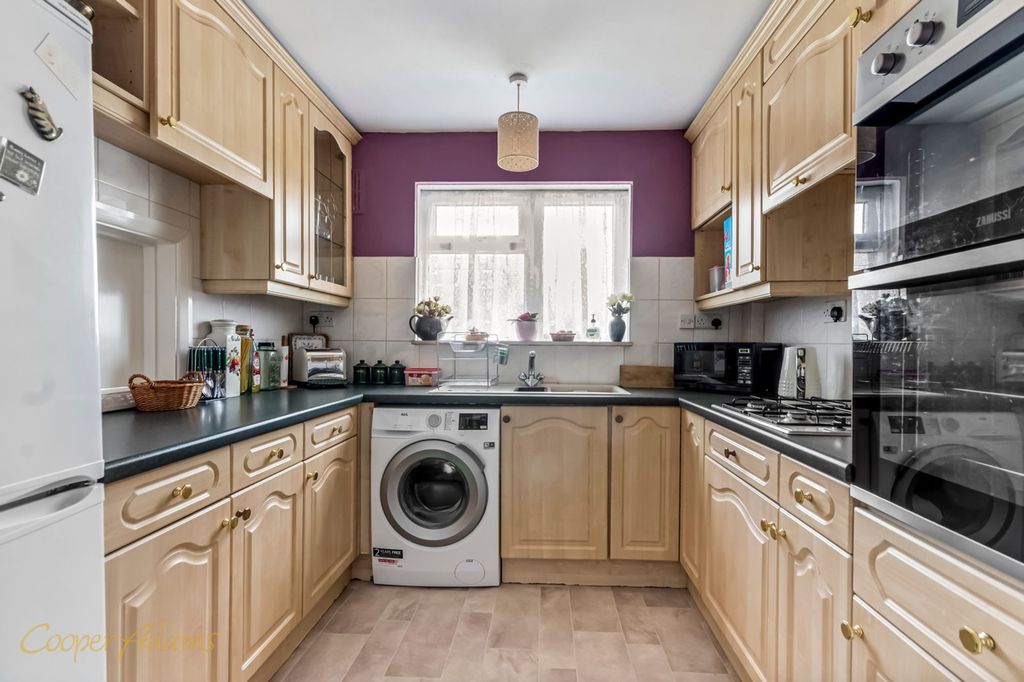 Property photo 3 of 11 Kitchen