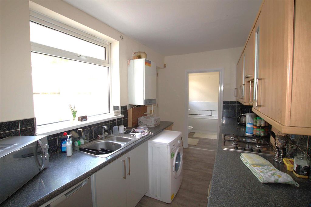Property photo 3 of 7 Kitchen