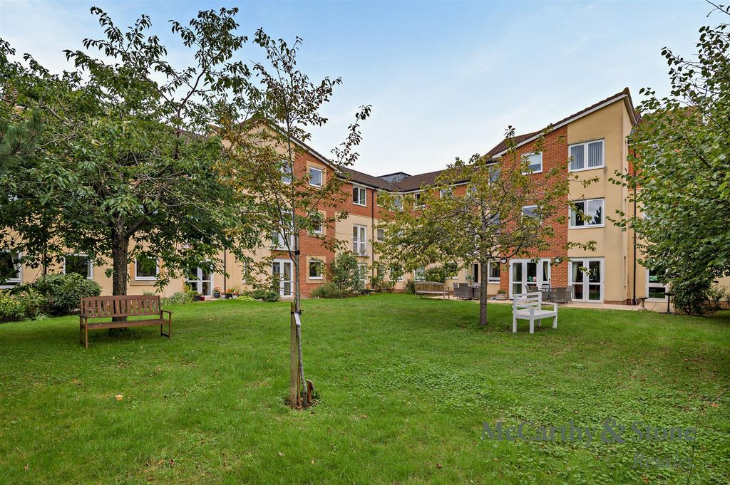 Property photo 2 of 18 Communal Gardens