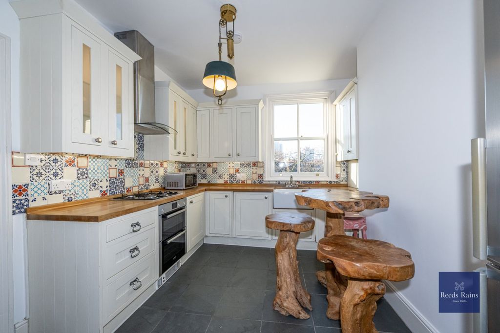 Property photo 3 of 11 Kitchen