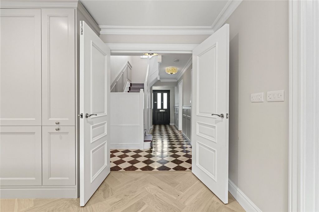 Property photo 2 of 18 Enterance/Hallway