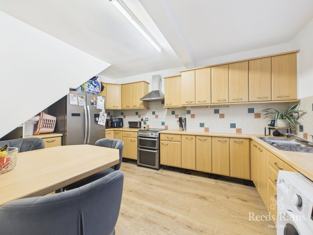 Property photo 3 of 24 Breakfast Kitchen