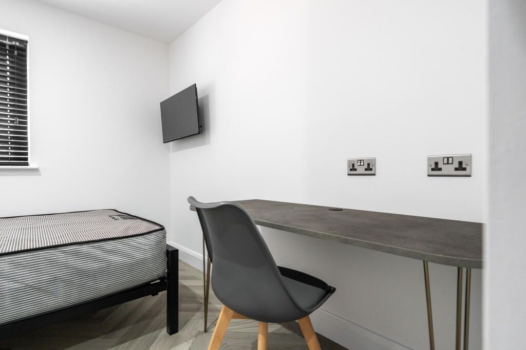 Property photo 2 of 11 A Neat And Minimalistic Bedroom Featuring A Single...