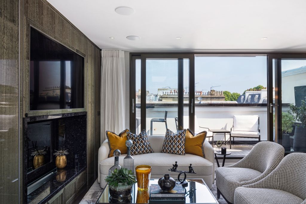 Property photo 3 of 10 Reception