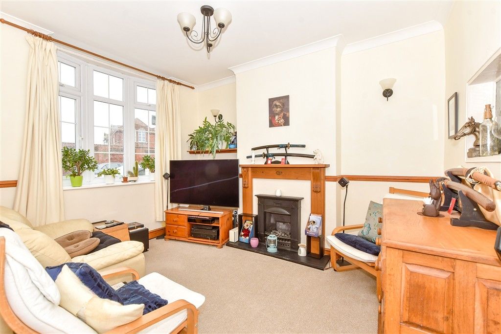 Property photo 3 of 8 Lounge