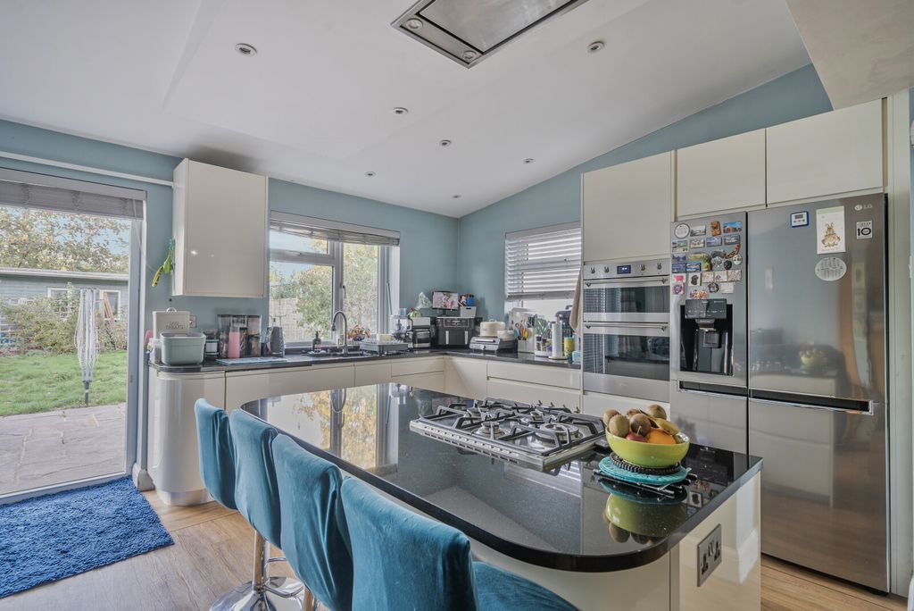 Property photo 2 of 12 1358563-6-68d42Da...