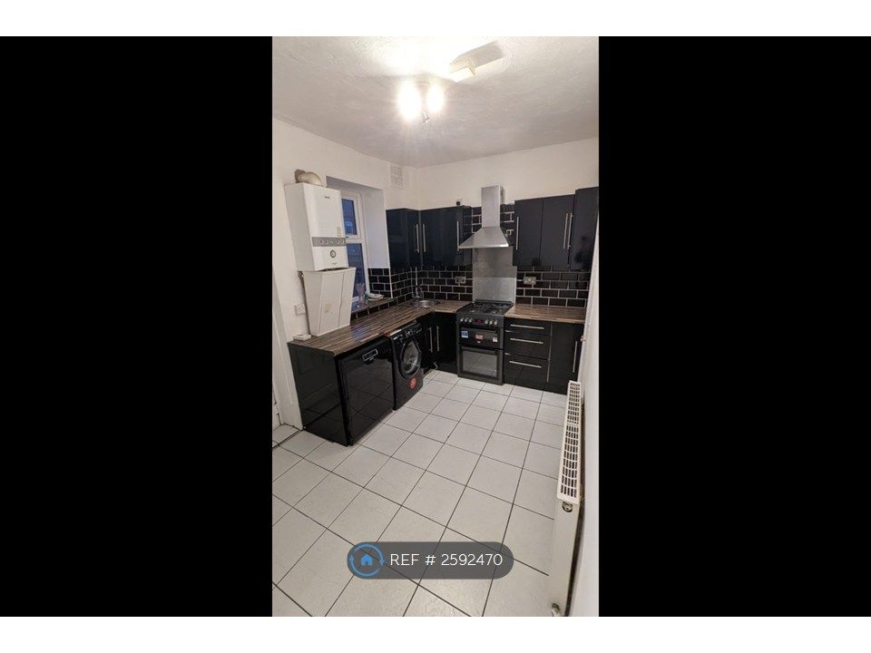 Property photo 3 of 10 Kitchen