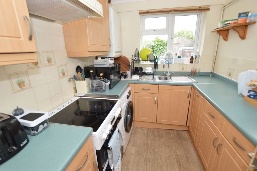 Property photo 3 of 8 Fitted Kitchen