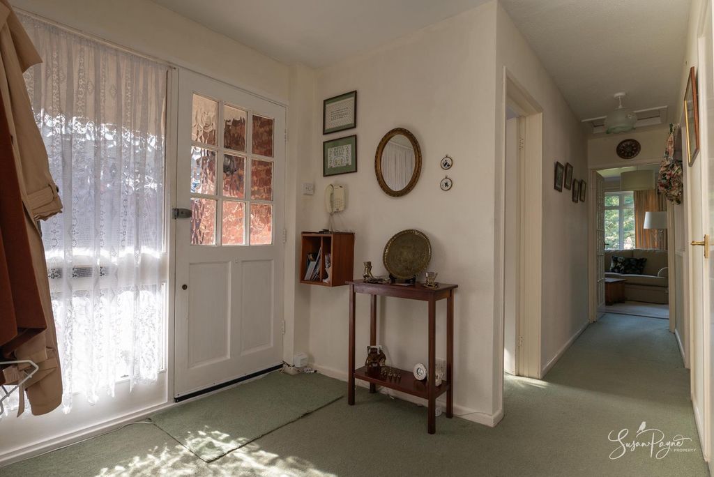 Property photo 3 of 22 Entrance Hall
