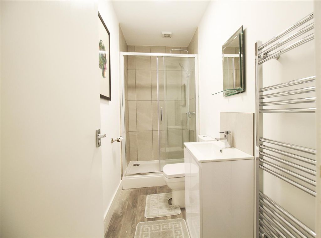 Property photo 3 of 6 Bathroom.Jpg