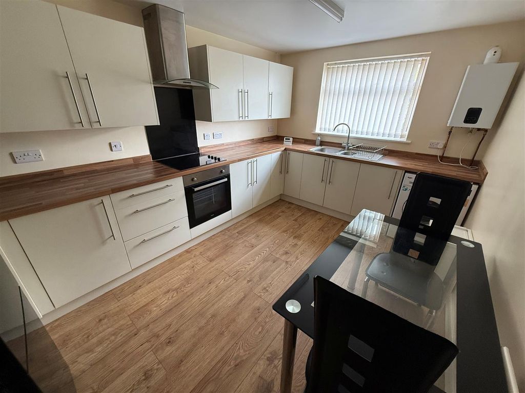 Property photo 2 of 6 Kitchen