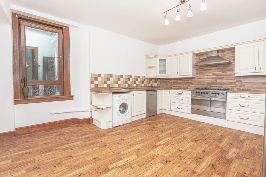 Property photo 3 of 27